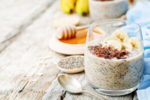 Chiasamenpudding mit Banane und geriebener Schokolade