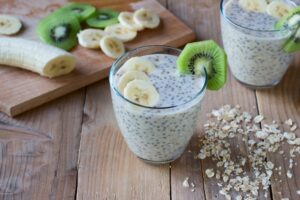 Pudding mit Chiasamen, Banane, Kiwi und Haferflocken