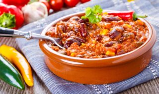 Schnelles Chili con Carne mit Mais und Kidneybohnen