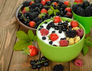 Cornflakes mit Beeren und Quark