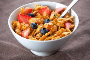 Cornflakes mit Erdbeeren und Blaubeeren