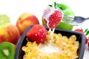 Cornflakes mit Erdbeeren, Apfel und Kiwi