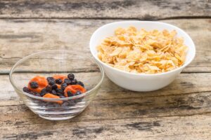 Cornflakes mit Trockenobst und Bananenmilch