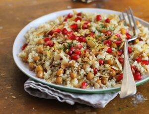 Couscoussalat mit Kichererbsen, Granatapfelkernen und Mandeln