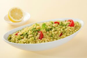 Couscous mit Spinatpesto, Tomaten und Pinienkernen