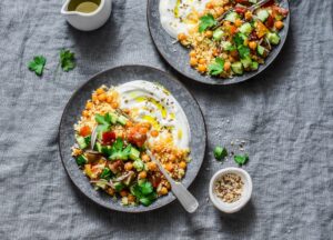 Couscous mit Kichererbsen, Gurkensalat und Sesamjoghurt