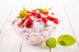 Cremiger Sahnejoghurt mit Erdbeeren