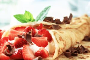 Crêpe mit Erdbeeren, Kokoscreme und Zartbitterschokolade