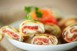 Crêpe mit Lachsschinken, Quarkcreme und Tomaten