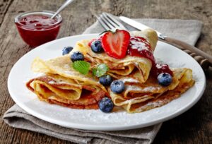 Crêpe mit Beeren und Marmelade