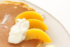 Crêpe mit Pfirsich und Quarkcreme