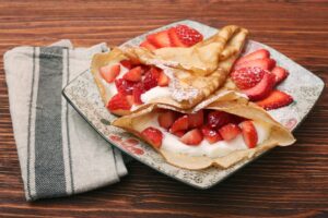 Crêpe mit Joghurtcreme und Erdbeeren