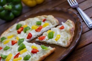 Dinkel-Flammkuchen mit Paprika und Zwiebeln