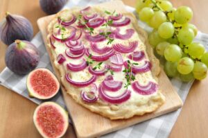 Dinkel-Flammkuchen mit Schalotten, Weintrauben und Feige