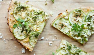 Dinkel-Flammkuchen mit Zucchini und veganem Feta