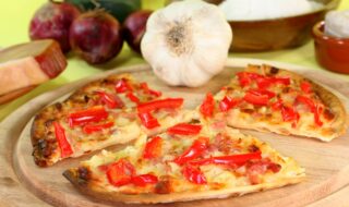 Flammkuchen mit Zwiebeln, Paprika und Schinkenwürfel