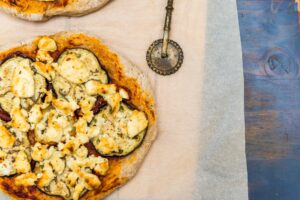 Dinkel-Pizza mit Aubergine und Feta