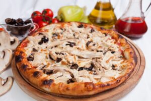 Buchweizen-Pizza mit Champignons und Oliven