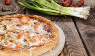 Dinkel-Pizza mit Lachs und Tomatensalat