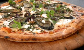 Buchweizen-Pizza mit Mozzarella und Aubergine