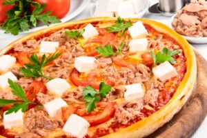 Dinkel-Pizza mit Thunfisch, Tomaten und Feta