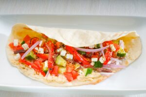 Wrap mit Feta, Paprika, Tomate, Gurke und Zwiebel