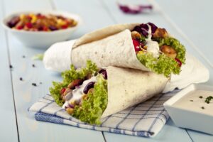 Wrap mit Hühnchen, Kidneybohnen, Mais und Paprika