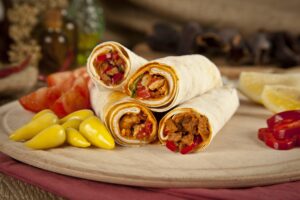 Wrap mit Hühnchen, Paprika, Tomaten und Peperoni