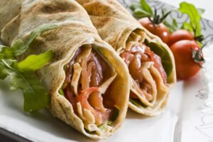 Lachs-Wrap mit Tomaten