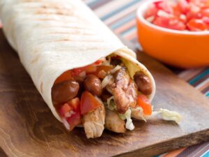 Wrap mit Pute, Bohnen und Tomate