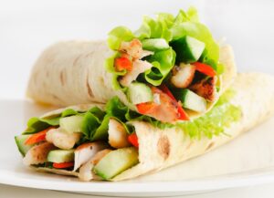 Wrap mit Pute, Gurke und Paprika