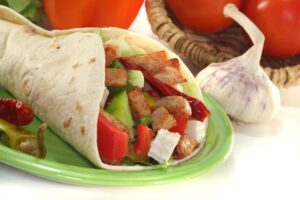 Wrap mit Putenfleisch, Tomaten, Gurke und Feta