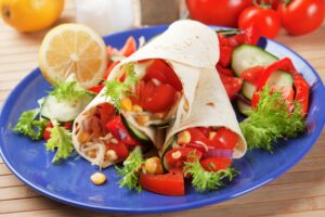 Veggie-Wrap mit Tomaten und Sojasprossen