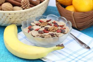 Dinkelflakes mit Banane, Rosinen, Goji Beeren und Walnüssen