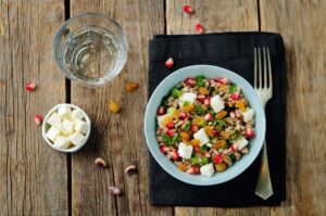 Dinkelsalat mit Granatapfelkernen, Rosinen und Feta