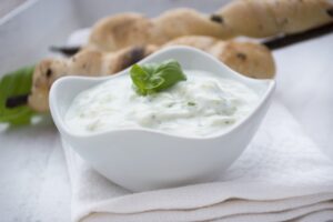 Meerrettich-Dip mit Kohlrabistreifen