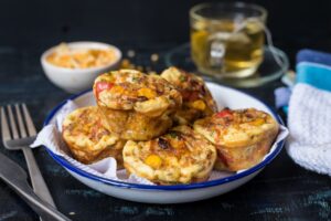 Eiermuffins mit Paprika und Zucchini