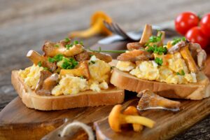 Rührei mit Eiklar und Pfifferlingen auf Vollkorntoast