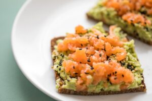 Eiweißbrot mit Avocado, Lachs und Sesam