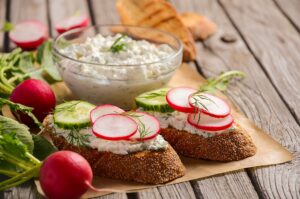 Gurken-Radieschenbrot mit Hüttenkäse