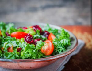 Endiviensalat mit Tomaten, dicken Bohnen und Cranberries