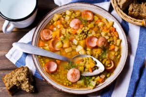 Erbsensuppe mit Kartoffeln, Gemüse und Bockwurst