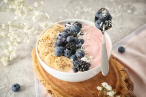 Joghurt mit Brombeeren, Blaubeeren, Banane und Kokosflocken