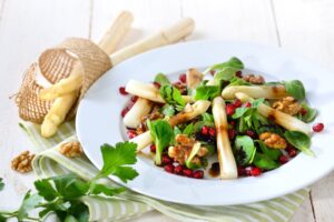 Feldsalat mit Granatapfelkernen, Walnüssen und Spargel