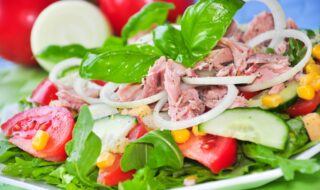 Feldsalat mit Thunfisch, Tomate, Gurke und Mais