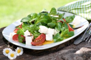 Feldsalat mit Tomate und veganem Feta