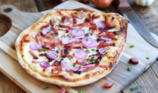 Flammkuchen mit Gurkensalat