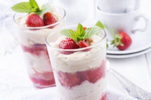 Sahnequark mit Erdbeeren und Mandelmus