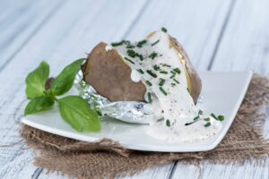 Folienkartoffel mit Sojaquarkcreme und Möhrensalat