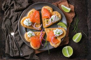 Waffeln mit Lachs und Kräuter-Dip